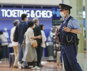 羽田空港で警備する警察官